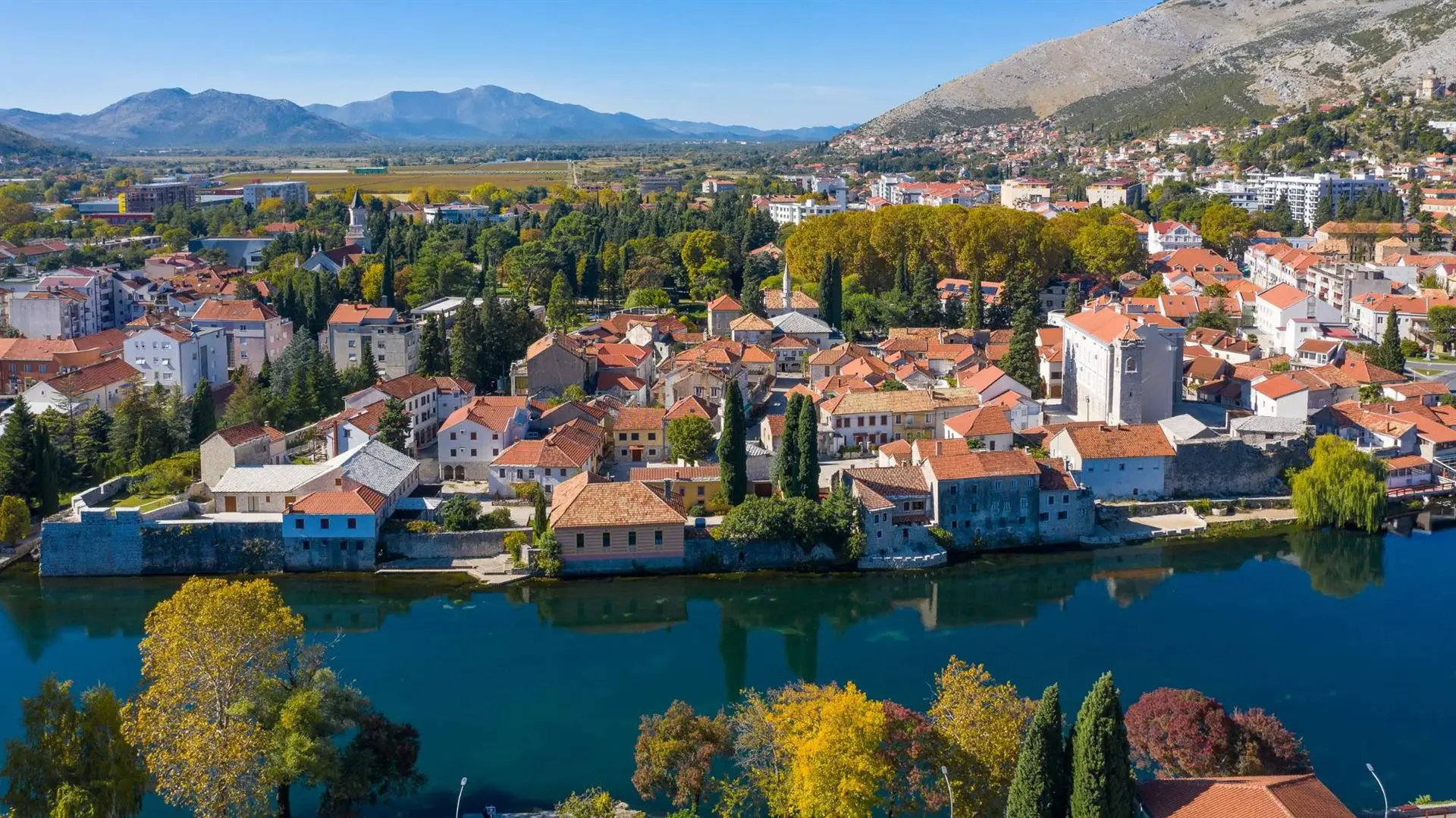 Trebinje iz zraka: stari grad na obali Trebišnjice