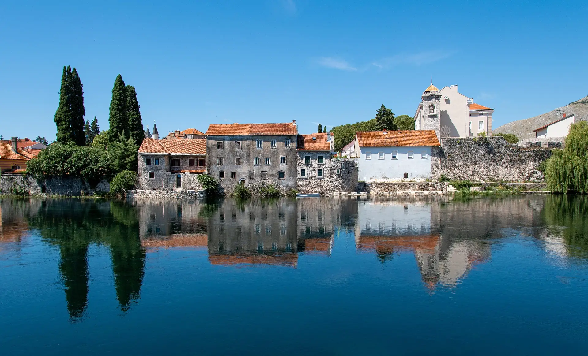 Kamene kuće starog Trebinja na obali Trebišnjice